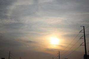 buio tempesta nuvoloso cielo nel piovoso giorno su tramonto tempo con città edificio sfondo foto