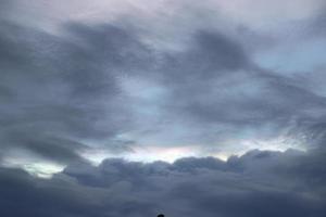 arcobaleno leggero dietro a il buio nuvole cielo sfondi foto