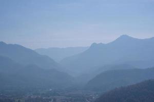 bellezza montagna Multi strato con verde albero. alto foresta fresco aria e nebbia nel mattina Alba. Tailandia tropicale Visualizza nel naturale parco. foto