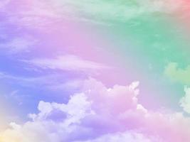 bellezza dolce verde pastello viola colorato con soffici nuvole sul cielo. immagine arcobaleno multicolore. luce crescente di fantasia astratta foto