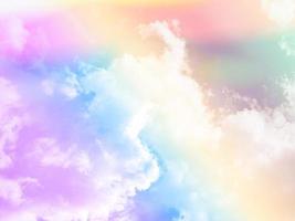 bellezza dolce pastello viola giallo colorato con soffici nuvole sul cielo. immagine arcobaleno multicolore. luce crescente di fantasia astratta foto