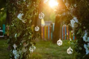 originale nozze floreale decorazione nel il modulo di mini-vasi e mazzi di fiori di fiori sospeso a partire dal il soffitto foto