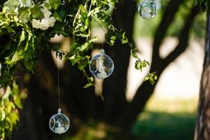 originale nozze floreale decorazione nel il modulo di mini-vasi e mazzi di fiori di fiori sospeso a partire dal il soffitto foto