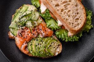 fresco gustoso Sandwich con salmone, avocado e sesamo e lino semi foto