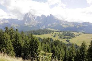 dolomiti - un' montagna gamma nel il orientale Alpi foto