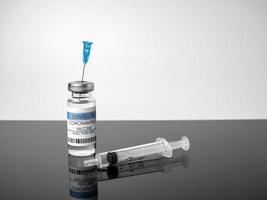 covid-19 vaccino, siringa per vaccinazione, immunizzazione e trattamento di coronavirus infezione. il concetto Salute cura foto