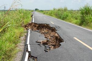 la superficie dell'asfalto sulla strada è stata demolita a causa della scarsa costruzione. foto