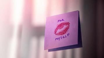 amore te stesso concetto. Nota su il specchio con un' lipstic bacio marchio. mentale Salute ricordare e pratica per inizio il giorno con un' positivo mente foto