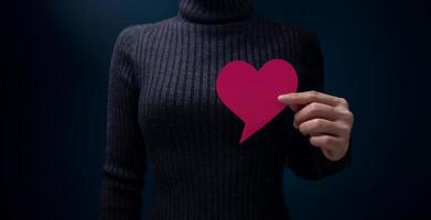 parlare il tuo mente, empowering e femmina voci, detto a partire dal cuore concetti. donna Tenere un' vuoto bolla discorso carta come cuore su il petto foto