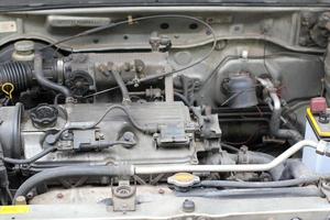 sporco motore camera di un vecchio auto foto