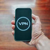 mano Tenere un' inteligente Telefono con vpn simbolo su il schermo foto