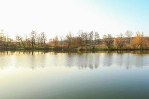 panorama di tramonto a il lago foto