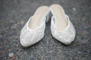 un' paio di scarpe per sposa nel un' tradizionale nozze cerimonia nel Indonesia foto