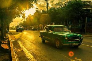 retrò macchine su il strade di vinales nel tramonto raggio luci, pinar del rio, Cuba foto