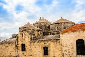 agia paraskevi vecchio pietra con cupole e campana Torre bizantino Chiesa nel geroskipou villaggio, Cipro foto