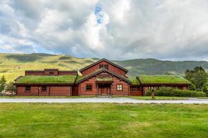tradizionale torba tetto Casa con verde colline nel il primo piano, Valle, aust-agder contea, Norvegia foto