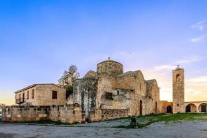 santo apostolo barnaba monastero e il campana Torre su il tramonto, vicino famagosta, nord Cipro foto