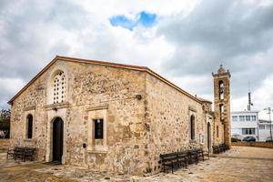 agia paraskevi vecchio pietra con cupole e campana Torre bizantino Chiesa nel geroskipou villaggio, Cipro foto