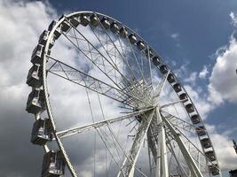 Ferris ruota con cielo foto