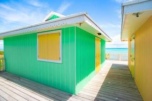 tradizionale luminosa caraibico case su il spiaggia foto