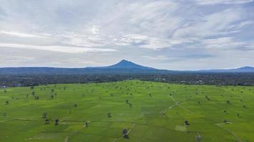 alto angolo Visualizza montare seulawah agam e riso campo foto