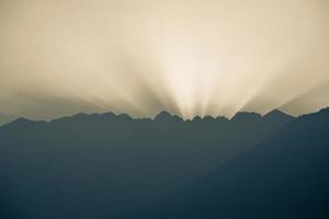 luce del sole al di sopra di il montagna foto