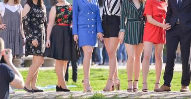 bellissimo giovane donne siamo avendo un' gruppo fotografia su il strada foto