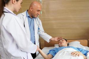 medici e donna paziente discussione di medicina nel Ospedale. medico competenza persona in piedi insieme nel ospedale reparto camera fiducia parlando. professionale assistenza sanitaria infermiera Lavorando con medico foto