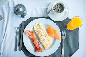 salutare gustoso americano prima colazione su tavolo nel all'aperto bar foto