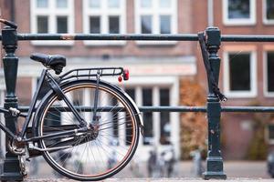 rosa bicicletta su il ponte nel amsterdam, Olanda. bellissimo Visualizza di canali nel autunno foto