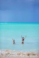 bellissimo madre e figlia su caraibico spiaggia. famiglia su spiaggia vacanza foto