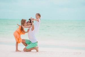 la giovane famiglia in vacanza si diverte molto foto