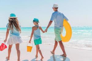 la giovane famiglia in vacanza si diverte molto foto