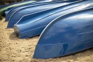 blu Barche su spiaggia. barca stazione su lago. foto