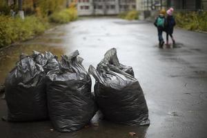 spazzatura. plastica nero borse. pulizia la zona. foto