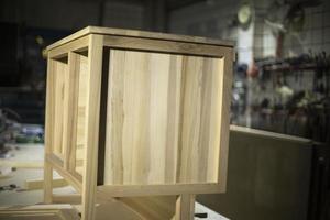 tavolo fatto di Di legno. creazione di arredamento. crudo tavola. foto