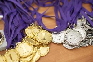 medaglie per vincitori. distintivo di distinzione per sportivo conquiste. foto