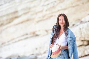 giovane bellissimo donna su bianca tropicale spiaggia. foto