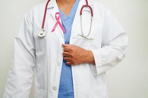 asiatico donna medico con rosa nastro, mondo Seno cancro giorno a ottobre. foto