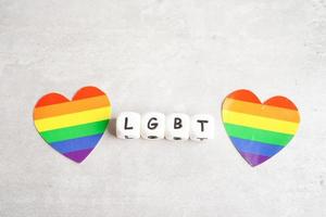 lgbt testo personaggio con arcobaleno bandiera cuore per simbolo di orgoglio mese lesbica, gay, bisessuale, transgender, umano diritti, tolleranza e pace. foto