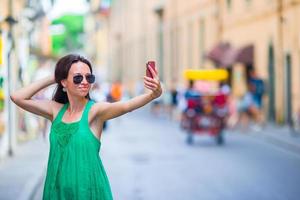 donna su vacanza viaggio. sorridente contento caucasico ragazza avendo divertimento ridendo durante vacanze nel Roma, Italia, Europa. foto