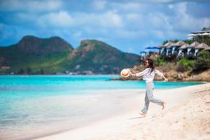 giovane bellissimo donna avendo divertimento su tropicale spiaggia. contento ragazza a piedi a bianca sabbia tropicale spiaggia foto