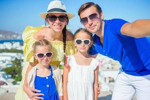 famiglia avendo divertimento all'aperto su mykonos isola foto