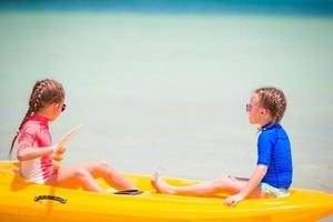 avvicinamento ragazze kayak nel turchese acqua nel il mare foto