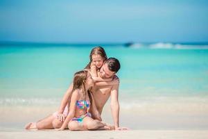 padre e poco bambini godendo spiaggia estate tropicale vacanza foto