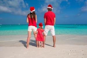 contento famiglia nel Santa cappelli avendo divertimento durante caraibico vacanza foto