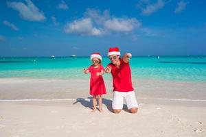 padre e figlia nel Santa cappello a tropicale spiaggia foto