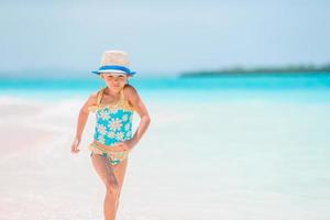 carino poco ragazza a spiaggia durante caraibico vacanza foto