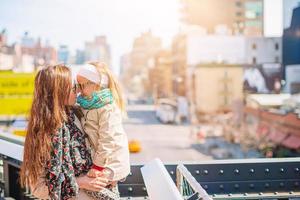 famiglia nel pubblico alto linea urbano parco nel nuovo York foto