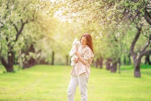 donna giocando e abbracciare cucciolo nel il parco foto